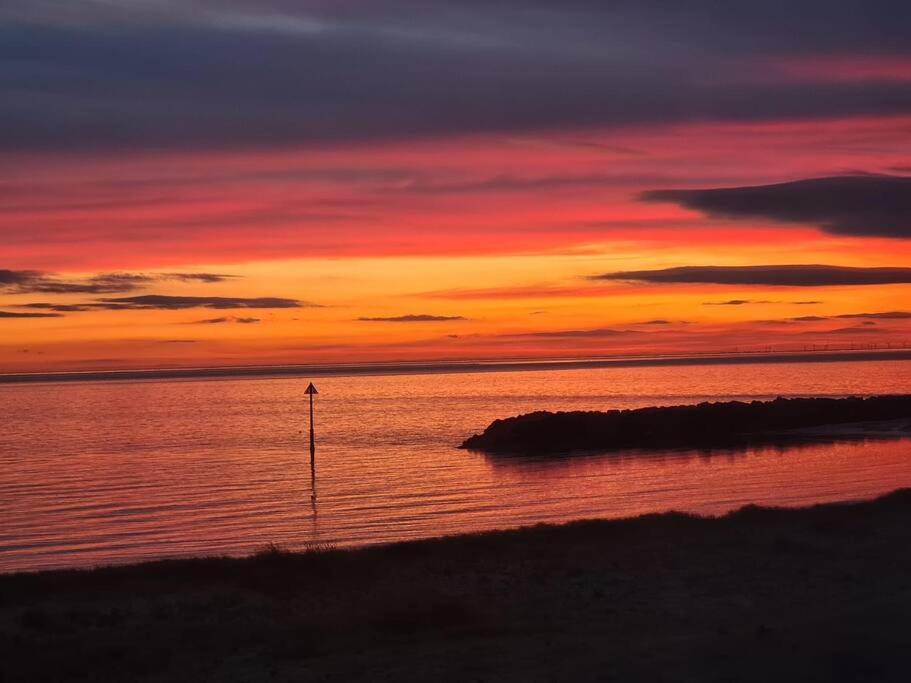 Awave From It All - Escape The City Life Jaywick Sands Bagian luar foto