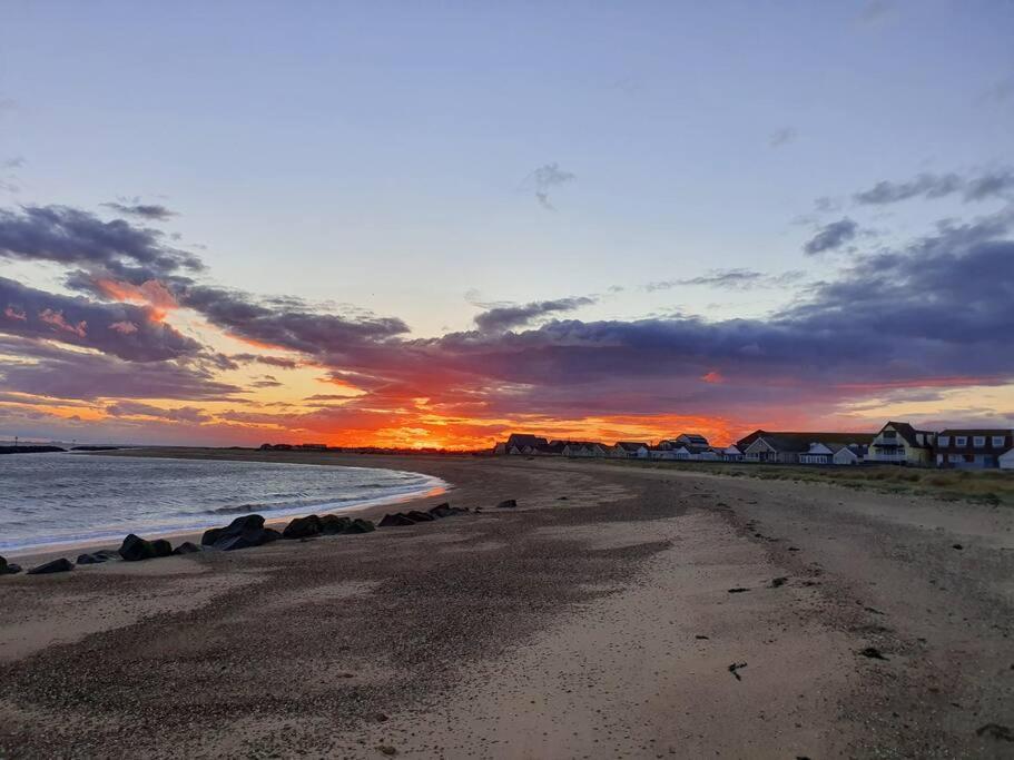 Awave From It All - Escape The City Life Jaywick Sands Bagian luar foto