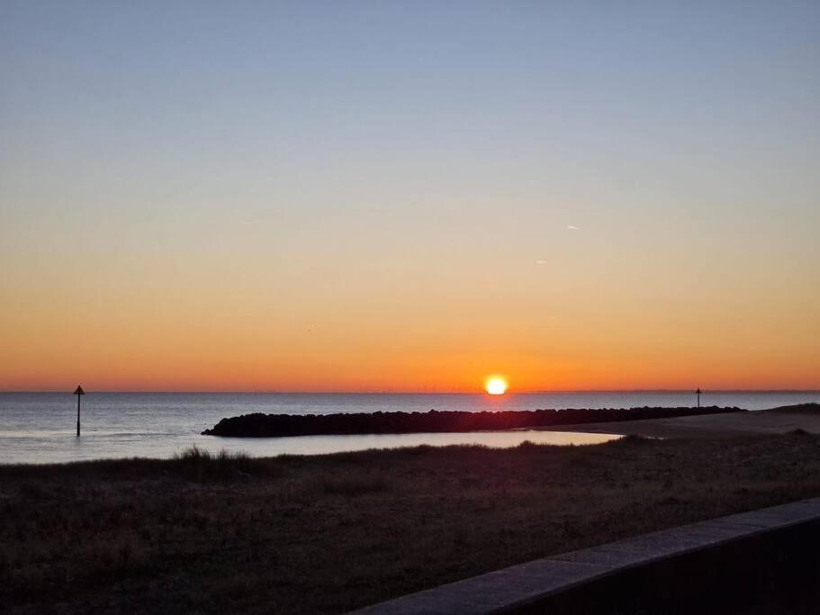 Awave From It All - Escape The City Life Jaywick Sands Bagian luar foto