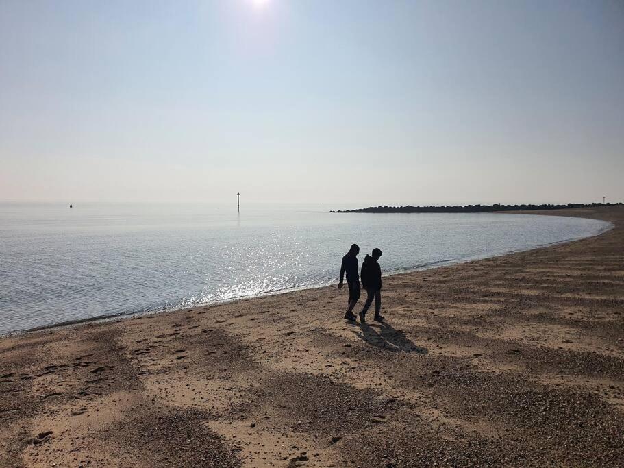 Awave From It All - Escape The City Life Jaywick Sands Bagian luar foto